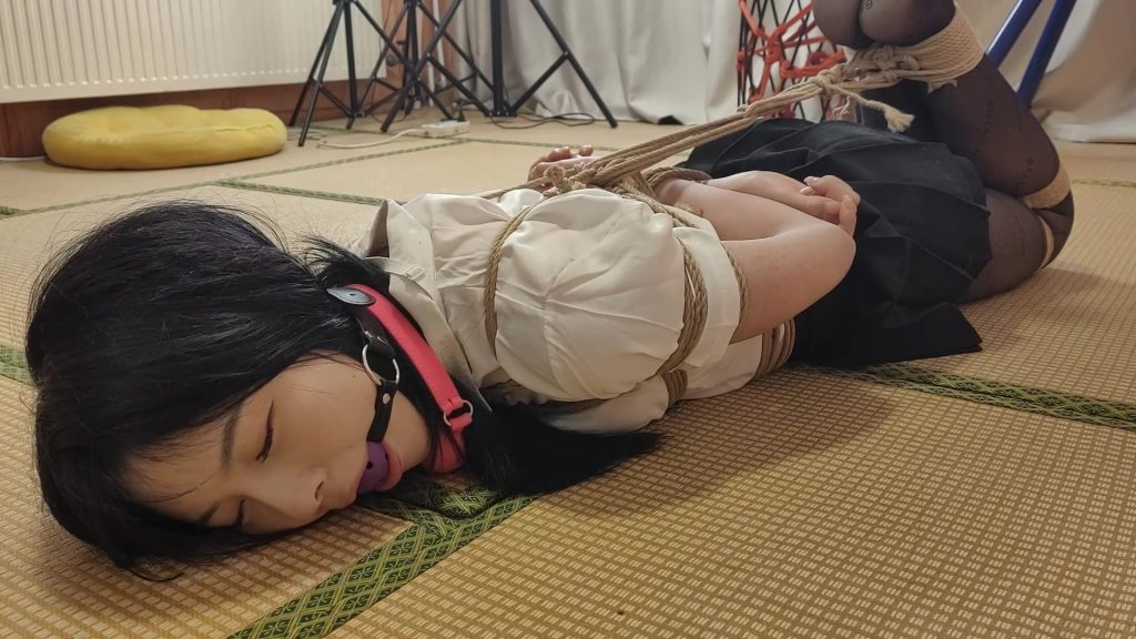 【一绳所爱】剧情《梦瑶遭入室绑架》19岁的甜美女孩，梦瑶，在家玩手机被坏人入室捂嘴后反绑，毛巾堵嘴，求救无果被大号口球堵嘴，口球拉得太紧，根本没有剥夺的余地，拼命挣扎求救…-视频-5元站