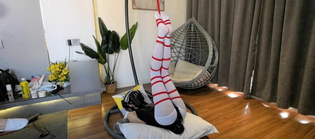 【小自白】白丝女仆吊篮开腿放置+皮质束缚衣圣诞树吊腿+白丝全包震动棒装箱-视频-5元站