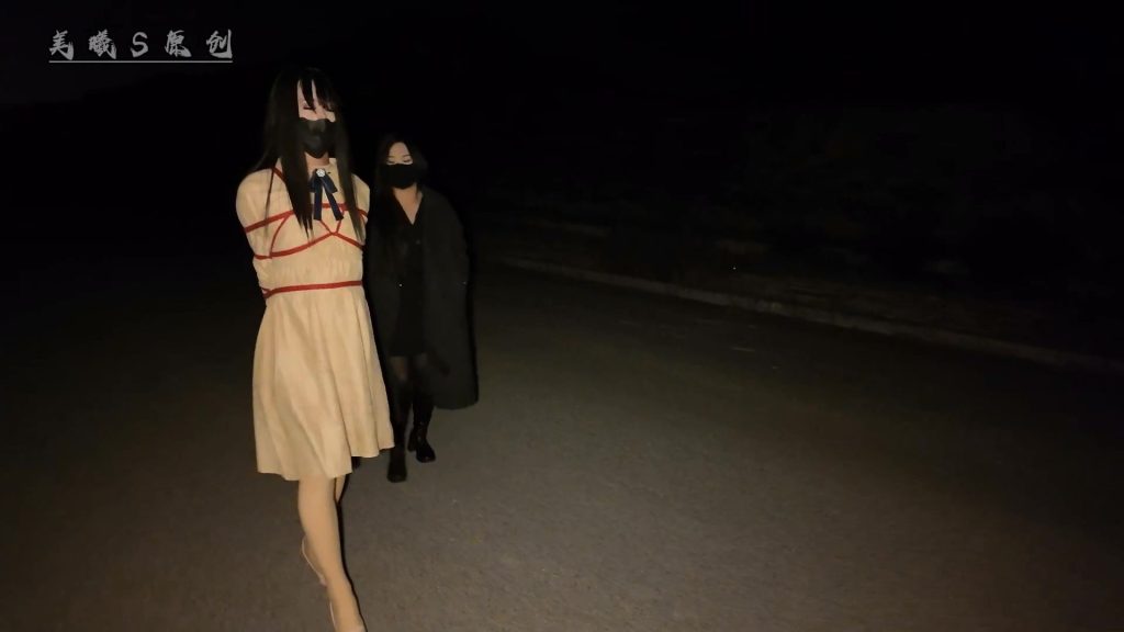 【美曦s】《素人改造伪娘第九期》体验一天一夜囚禁的JK大学生伪娘，穿着连体丝袜进来被主人关在狗笼里还没睡醒，，，美美的化个妆，绑上直臂，溜达出去，狗笼里待了一下-视频-5元站
