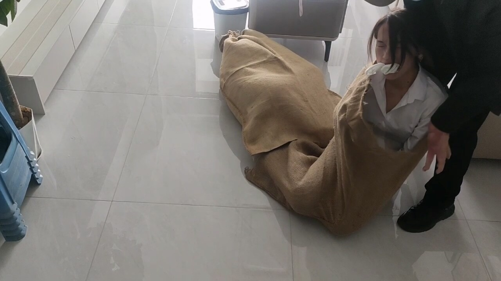 【岁月如歌】二女体验麻袋装人-视频-5元站