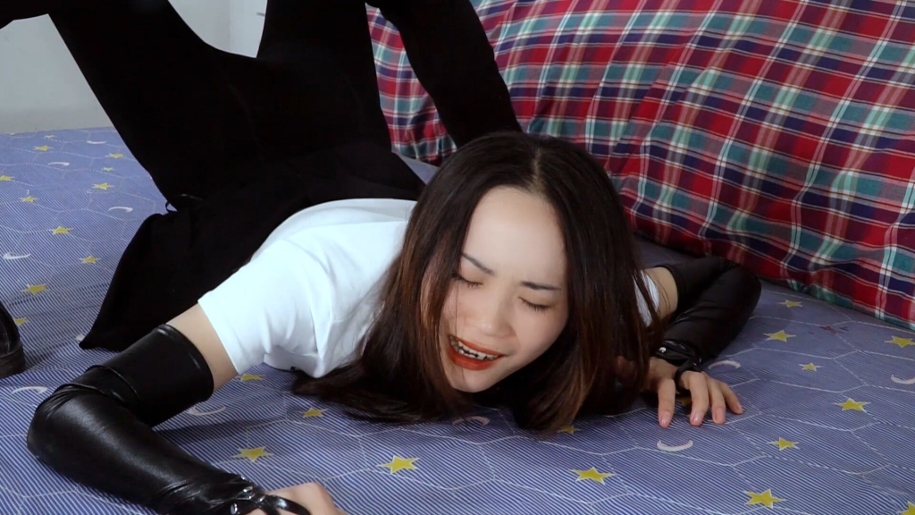 【樱束原创】《绑架擂台禁锢》爱搔首弄姿的美女被跟踪迷晕,扛至擂台上三种擂台姿势禁锢,三次都被疼晕过去!最后被上半身被锁进行李箱里,歹徒死死坐在行李箱上,小蛮腰都要被坐断了，还被打着屁屁,在行李箱里被闷-视频-5元站