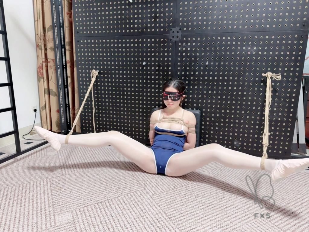 【缚心室】可爱女学生白丝死库水的柔韧挑战，一字马分腿缚。啵啵贝刺激下美腿无助挣扎，想躲完全躲不掉-视频-5元站