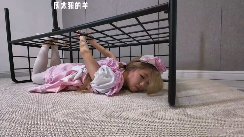 【灰太狼的羊】粉衣女仆甜甜超长时间挠痒痒，各种道具轮流使用，叠加口球堵嘴，全程痛苦惨叫呻吟【女仆装＋扎带＋口球＋手铐＋并腿缚＋挠痒痒】-视频-5元站