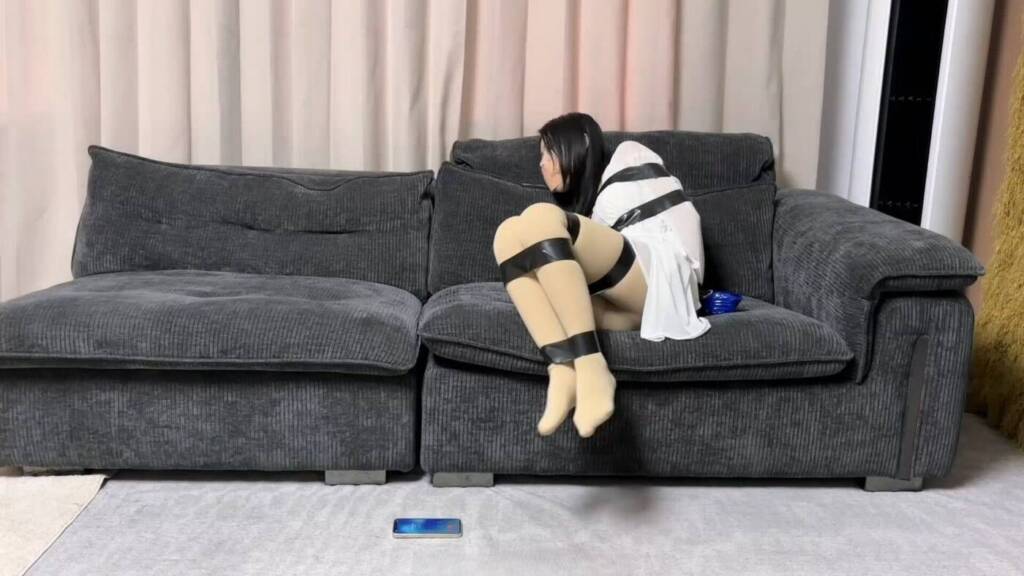 图片[2]-【云雀工作室】肉丝女主人抓到黑丝小偷反被擒获，胶带封嘴有口难言求救失败被当做奴隶卖掉 柳洋与吴晗出演(剧本改编自危机著名桥段)-视频-5元站