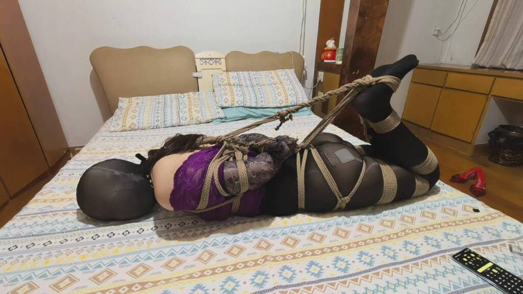 【我的媳妇】之女奴改造计划04、主动丝袜堵嘴、连身蕾丝全身紧缚+驷马放置挣扎搔首弄姿、多层丝袜+内内套头呼吸抑制、扇脸、电击棒直击敏感部位、超长子夕、命令式侍奉 -视频-5元站