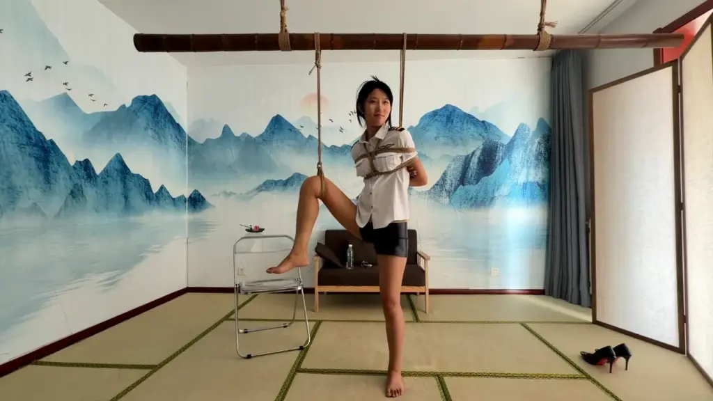 【东隅映像室】小姑娘单腿吊,驷马，大闸蟹三种不同姿势被缚同时捞脚心-视频-5元站