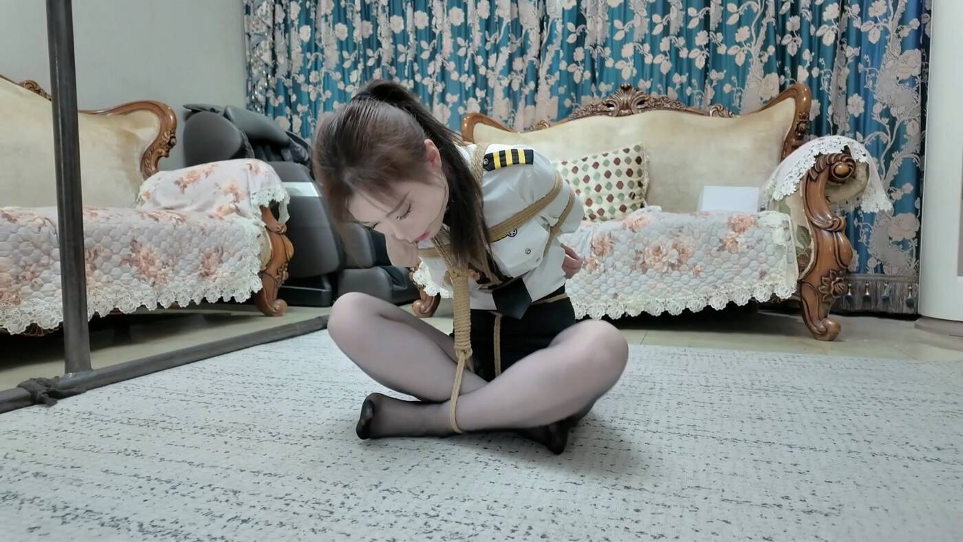 图片[2]-【枫叶工作室】《缚美记·②号美女机长芷溪》【制服黑丝】【原味堵嘴】【丝足特写】【团缚挣扎】-视频-5元站
