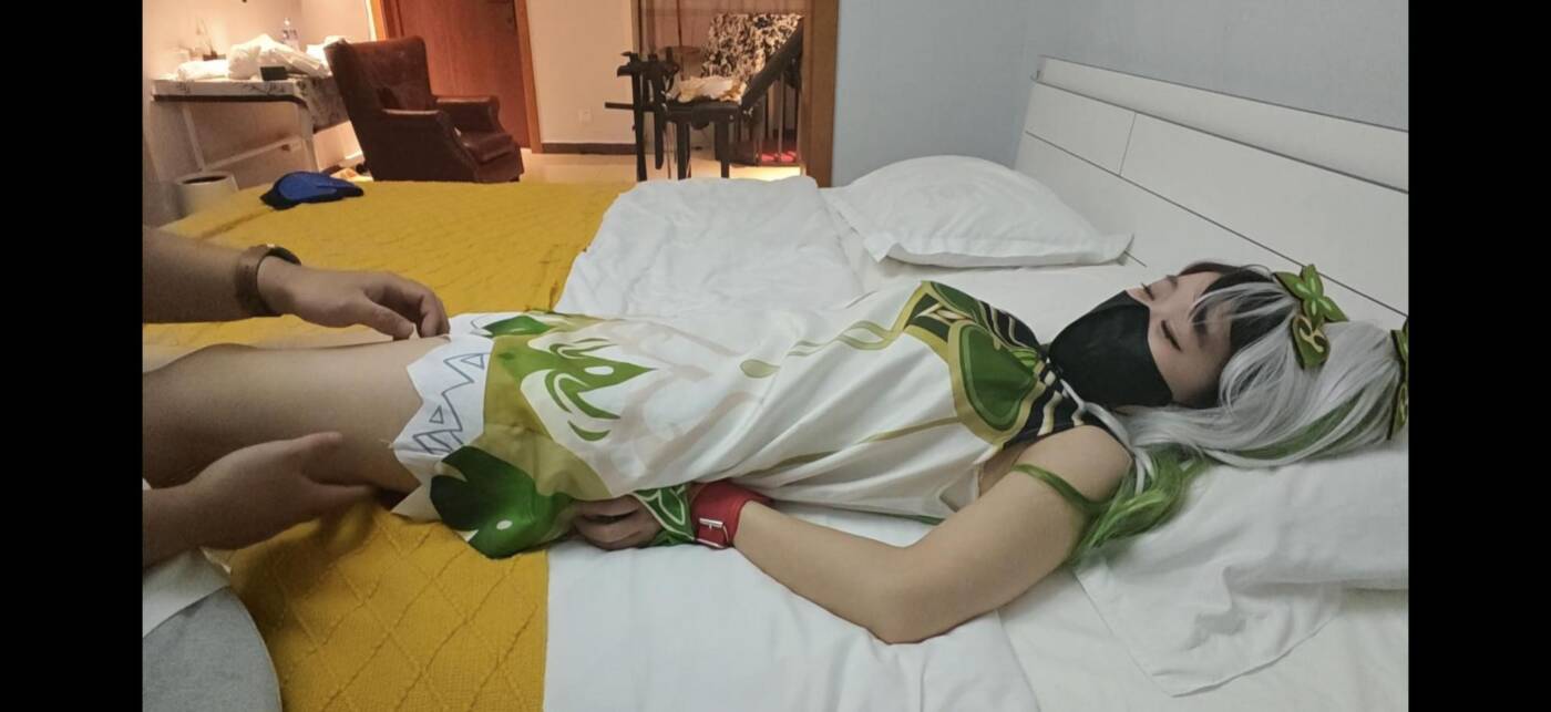 【物语工作室】小草神纳西妲的挠痒体验，刚开始用手挠脚底还能忍住，一用撸猫手套立刻破防到尖叫，小草神的大腿都很敏感，挠起来都在那大笑-视频-5元站