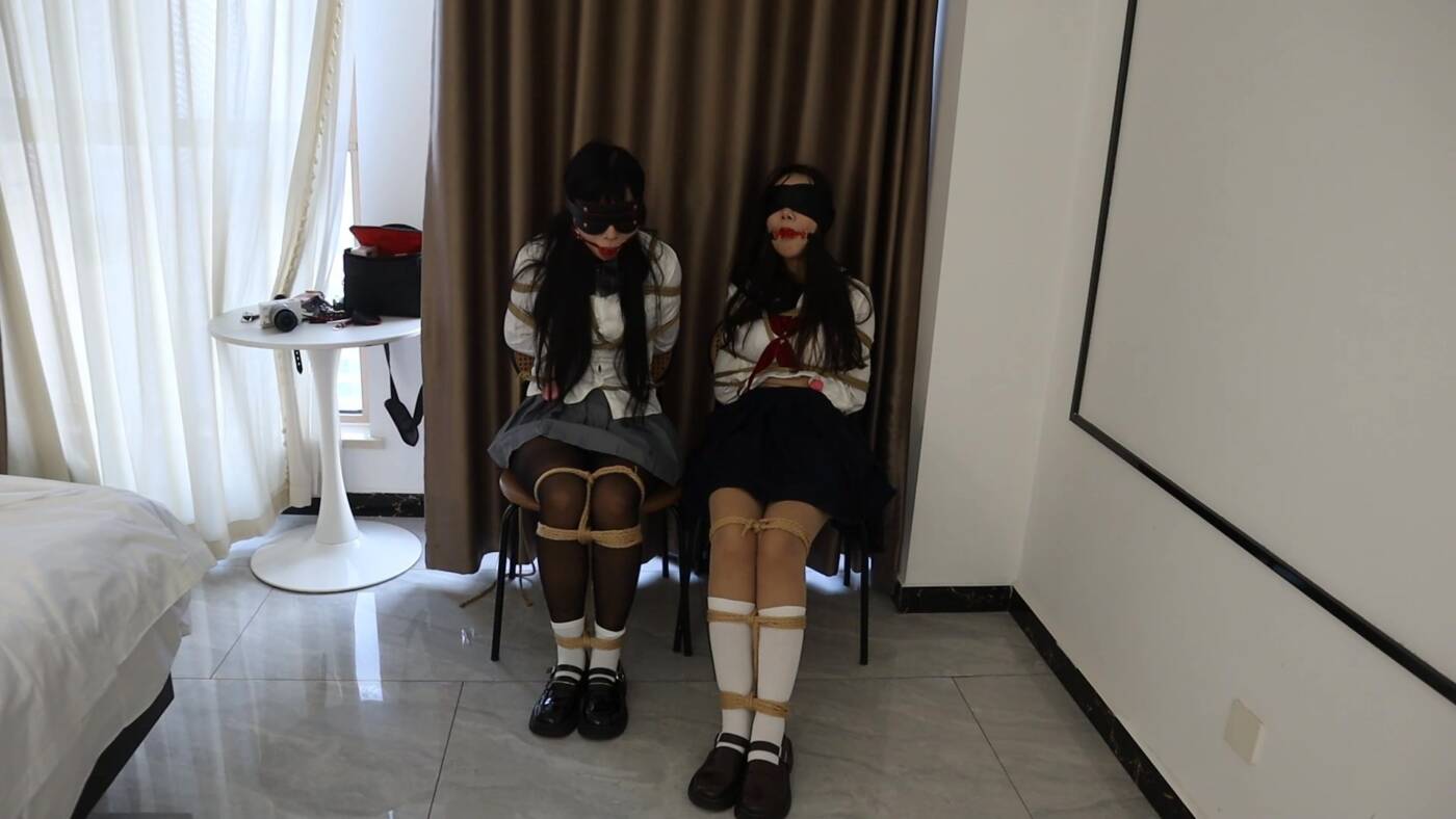 【荷仙少女】《陌生男在302房间的学生姐妹捕获调教》主演驴驴曼妮： 这次他要把这对姐妹全部捕获调教成为自己的学生女奴臣服供自己玩乐 男人要电击鞭震动玩具等使劲抽到姐妹无限痛苦-视频-5元站