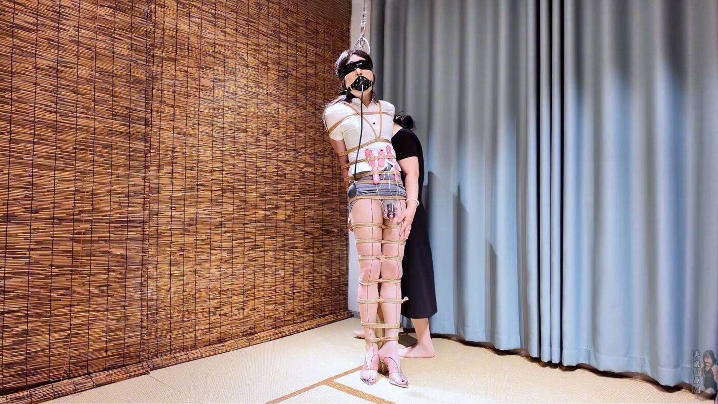 【美曦s】《伪娘的竹竿初体验》站着然后把竹竿放到后面绑起来强制站立，呼吸头套、高跟鞋罚站、充气口塞、胶带蒙眼。榨汁训练器，由于第一次被这样绑着才刚刚开始就已经释放-视频-5元站