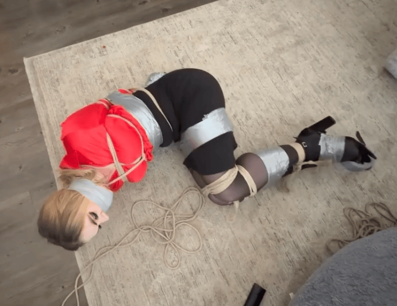 Caitlin – Secretary Seized by Ghostface-视频-5元站