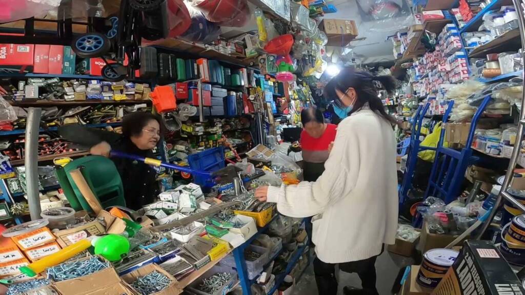 【Annie】阿梓五金店作死挑战黑丝长筒靴体验铁链锁脚行走-视频-5元站