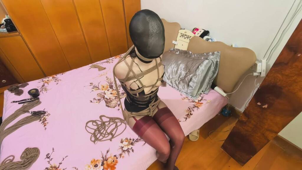 【我的媳妇】之女奴改造计划08、黑红丝里丝、被独自放置在家中的勒劲踮脚绞刑+监控视角双、8个电击片痛感加倍、塑料袋窒息+强制GC、强制口舌侍奉-视频-5元站