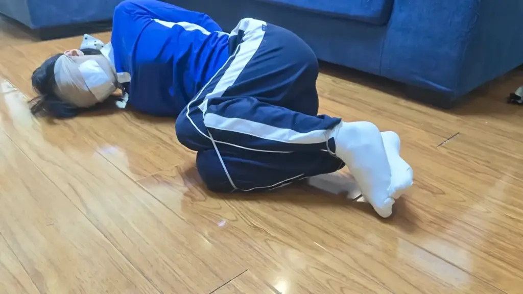 【司念念】被绑架折磨的女学生 深圳校服+三种白袜 蒙眼塞嘴 tk+td放置-视频-5元站