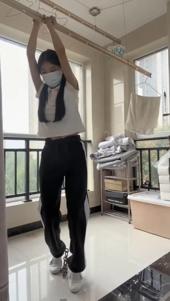 【布莱恩原创】校服白一带女生的镣铐假日-踮脚吊铐与驷马铐-视频-5元站