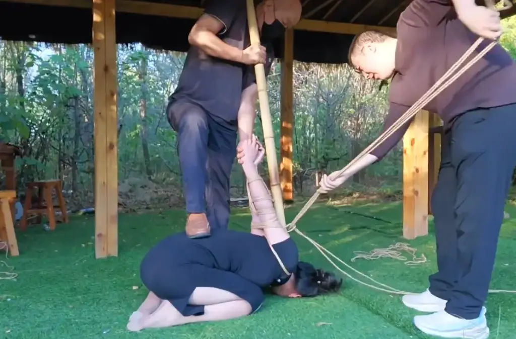 【随心原创】潜入失败的女特工 双人激烈抓捕 木马 竹竿上直臂押解 处决-视频-5元站