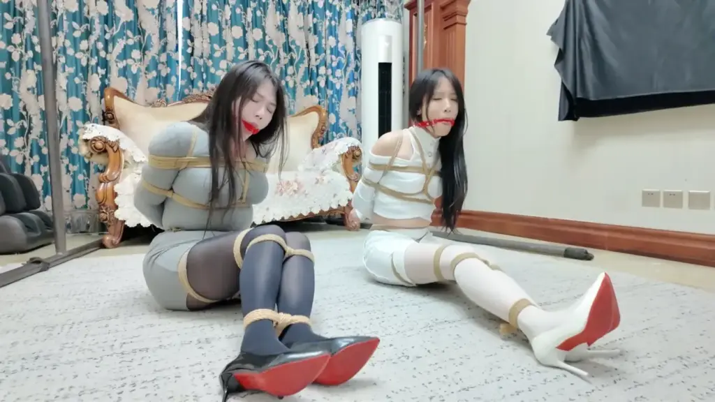 【枫叶工作室】 《她们的故事·KB游戏·母女三争霸》【黑白双丝】【丝足特写】【脱缚挣扎】【驷马竞速】-视频-5元站