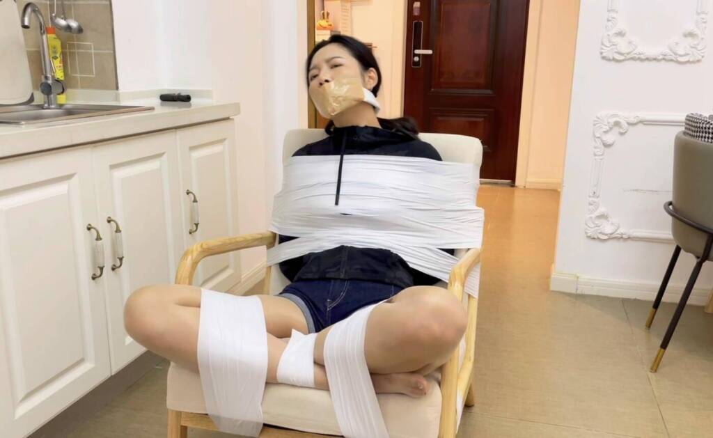【默示录】【小橙】椅子上的白色胶带捆绑，4层胶带封嘴+丝袜蒙眼，多层封堵爱好者必看~-视频-5元站