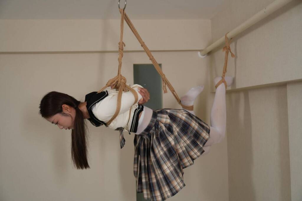 【考拉研究所】貌美少女被悬空吊缚与驷马缚！随机问答环节被各种道具挠痒痒，模特超级怕痒，节目效果极佳！-视频-5元站
