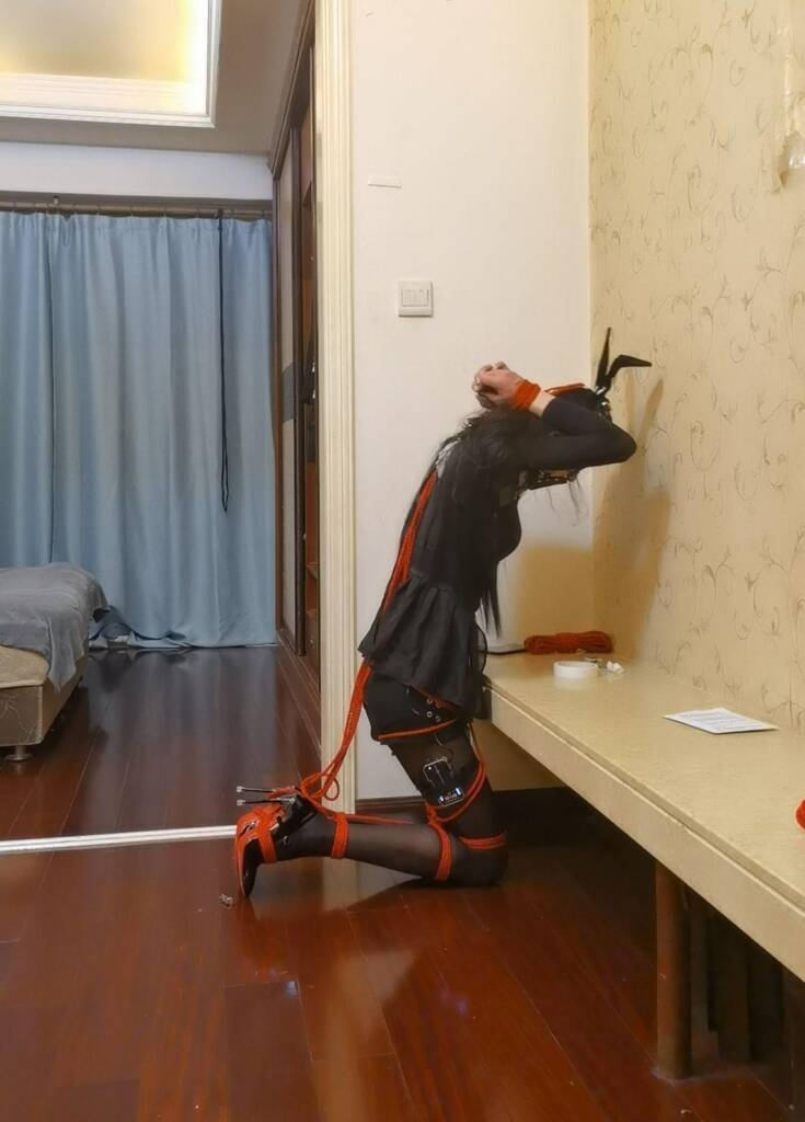 【一只萌熊】高跟半蹲并腿电击肛勾拿钥匙自缚-视频-5元站