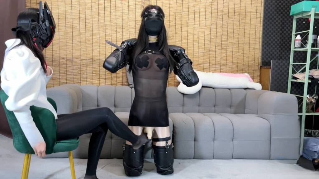 【美美的丝】《安安与紫月》新人女王紫月首次登场，黑丝瑜伽裤女王把安安打扮成K9模样然后进行深度榨汁培训。颈部被牢牢拴住的安安无助的摆动四肢绝望挣扎，只能乖乖被紫月狠狠踩在... -视频-5元站